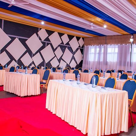 Buraha Zenoni Hotel And Resort Накуру Экстерьер фото